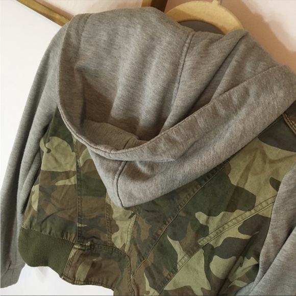 💚EUC Camo Jacket with Grey Sleeves and hood - Picture 4 of 4